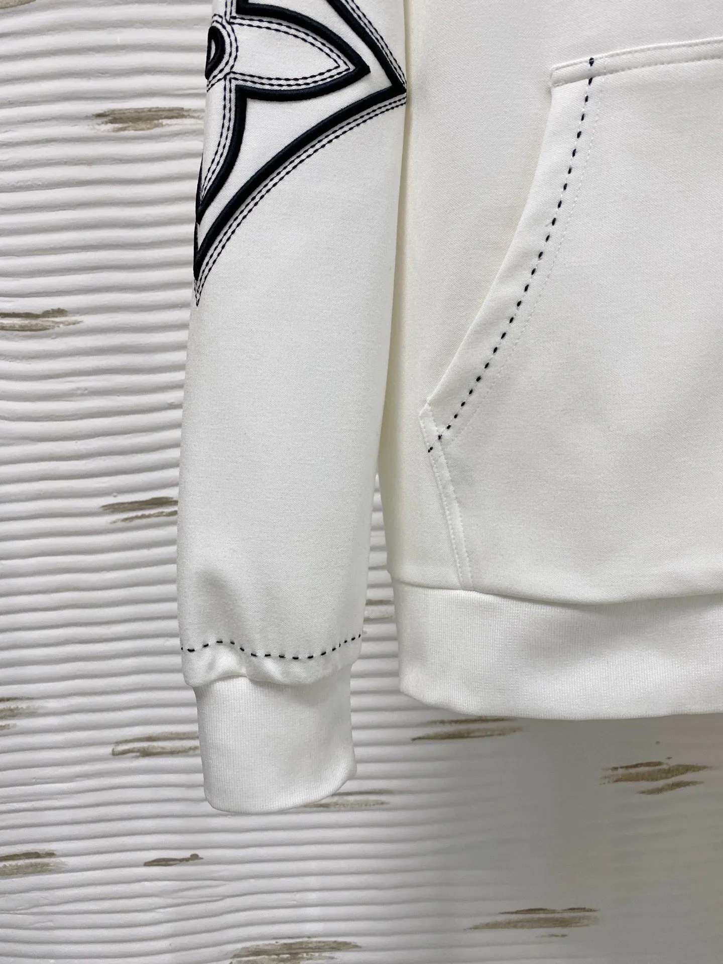 🅿️720 [LV Louis Vuitton] hot-selling suit is coming. Focus on the original version of the official website. 2025 new hot-selling cardigan and sweatshirt suit. The original order is the best. 🇭🇰The meticulous work of top designers. It has a fitting and perfect upper body effect. All-natural high-quality Tencel Roman cotton 100%, close-fitting comfort, noble and elegant! Original hardware embodies elegance and nobility! Counter size: M-3XL (maximum wear up to 190 pounds)